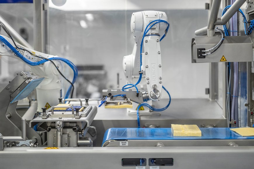Die niederländische Familienmarke Vepo Cheese setzt auf eine vollauto-matisierte Produktionslinie: Zwei KR AGILUS Hygieneroboter von KUKA verarbeiten Käse zu Sticks und führen sie einer Verpackungsmaschine zu